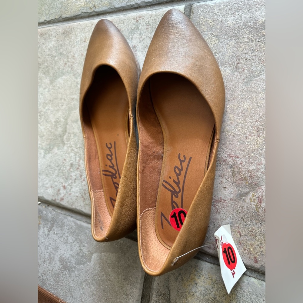 NWT Zodiac Two-tone Brown Flats, Size 10
